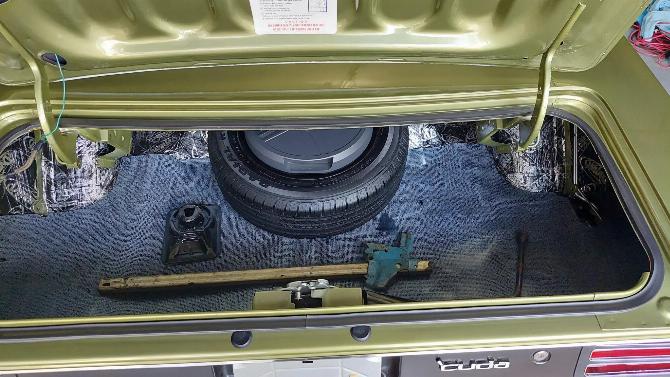 Багажное отделение, запасное колесо, экономящее место, и домкрат от Plymouth 'Cuda 1970 года лаймово-зеленого цвета