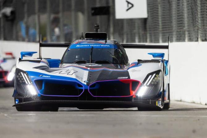 BMW M HYBRID V8 IMSA ЛОНГ-БИЧ 01