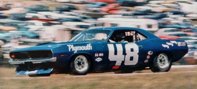 Гоночный автомобиль Plymouth 'Cuda № 48 команды All American Racers на гоночной трассе Laguna Seca
