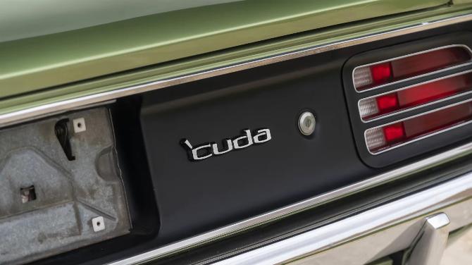 Идентификация 'Cuda' на правой задней части автомобиля Plymouth 'Cuda 340 цвета лайм-зеленый металлик 1970 года выпуска