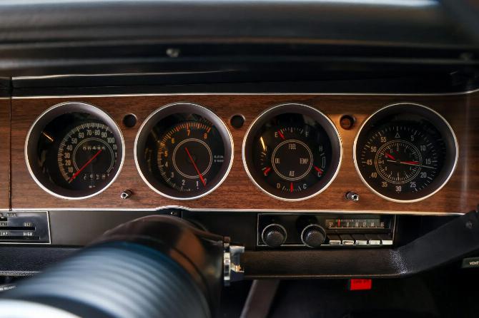 Крупный план приборной панели Rallye (с отделкой под дерево) в Plymouth 'Cuda 1970 года выпуска.