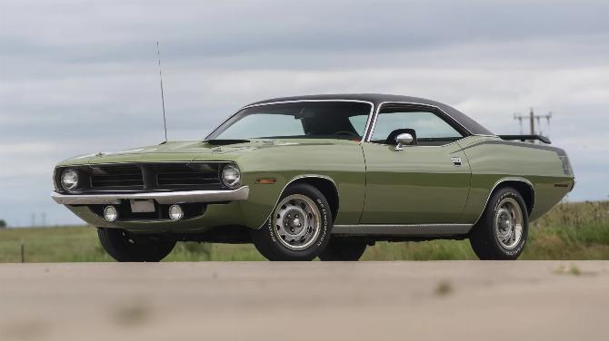 Вид спереди, 3 кв. фута, на Plymouth 'Cuda 340 1970 года выпуска цвета лайм-зеленый металлик FF4 с черным виниловым верхом, спойлером на крышке багажника и 15-дюймовыми дисками Rallye