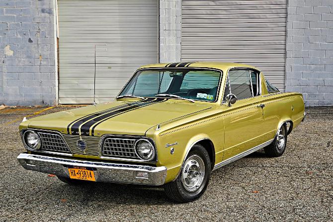 Вид спереди, 3q, на Citron Gold Plymouth Barracuda Formula S 1966 года с черными полосами, нарисованными на капоте, крыше и задней части.