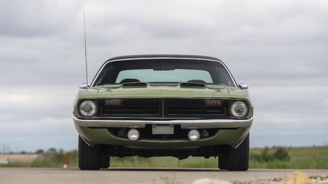 Вид спереди на Plymouth 'Cuda 340 FF4 Lime Green Metallic 1970 года с черным виниловым верхом