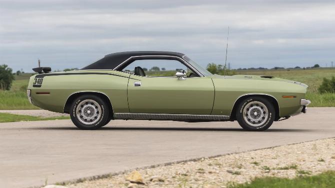 Вид справа на Plymouth 'Cuda 340 1970 года выпуска цвета лайм-зеленый металлик FF4 с черным виниловым верхом, спойлером на крышке багажника и 15-дюймовыми дисками Rallye