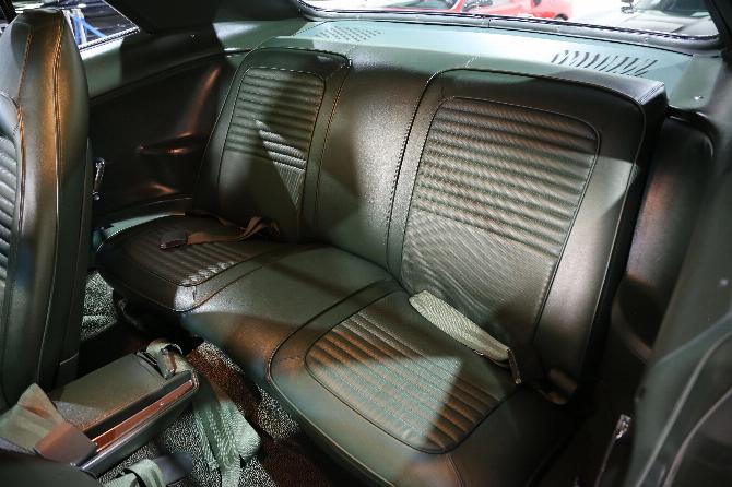 Заднее сиденье Plymouth Barracuda 1970 года с зеленой виниловой обивкой