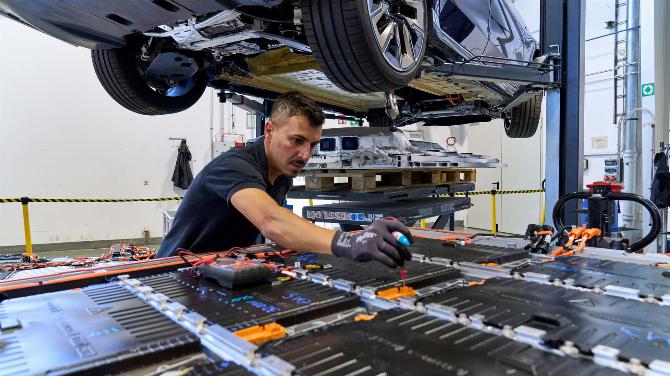 Движение в будущее с переработкой аккумуляторов от BMW