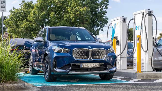 Электрифицирующий импульс выводит BMW на лидирующие позиции по продажам премиум-класса
